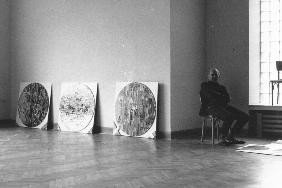 Jan Rajlich během instalace výstavy; z archivu rodiny